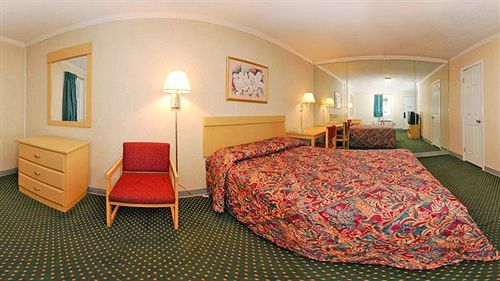 Rodeway Inn Woodbridge Buitenkant foto