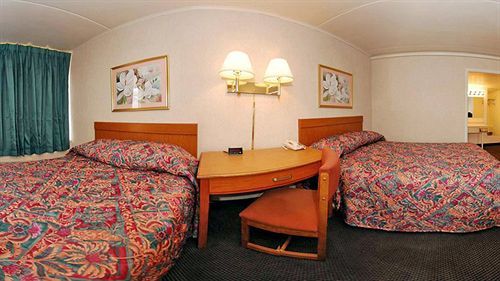 Rodeway Inn Woodbridge Buitenkant foto