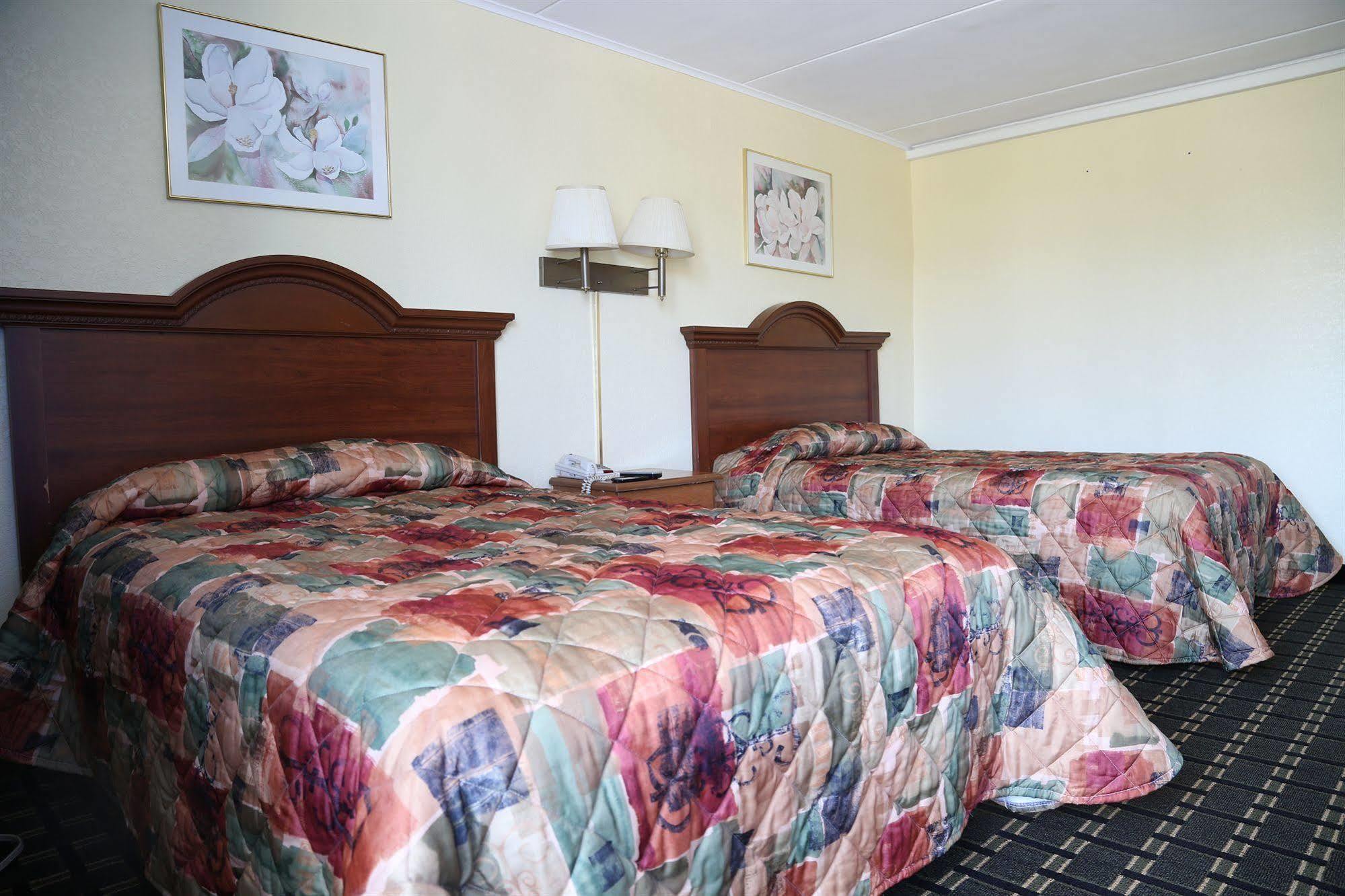Rodeway Inn Woodbridge Buitenkant foto